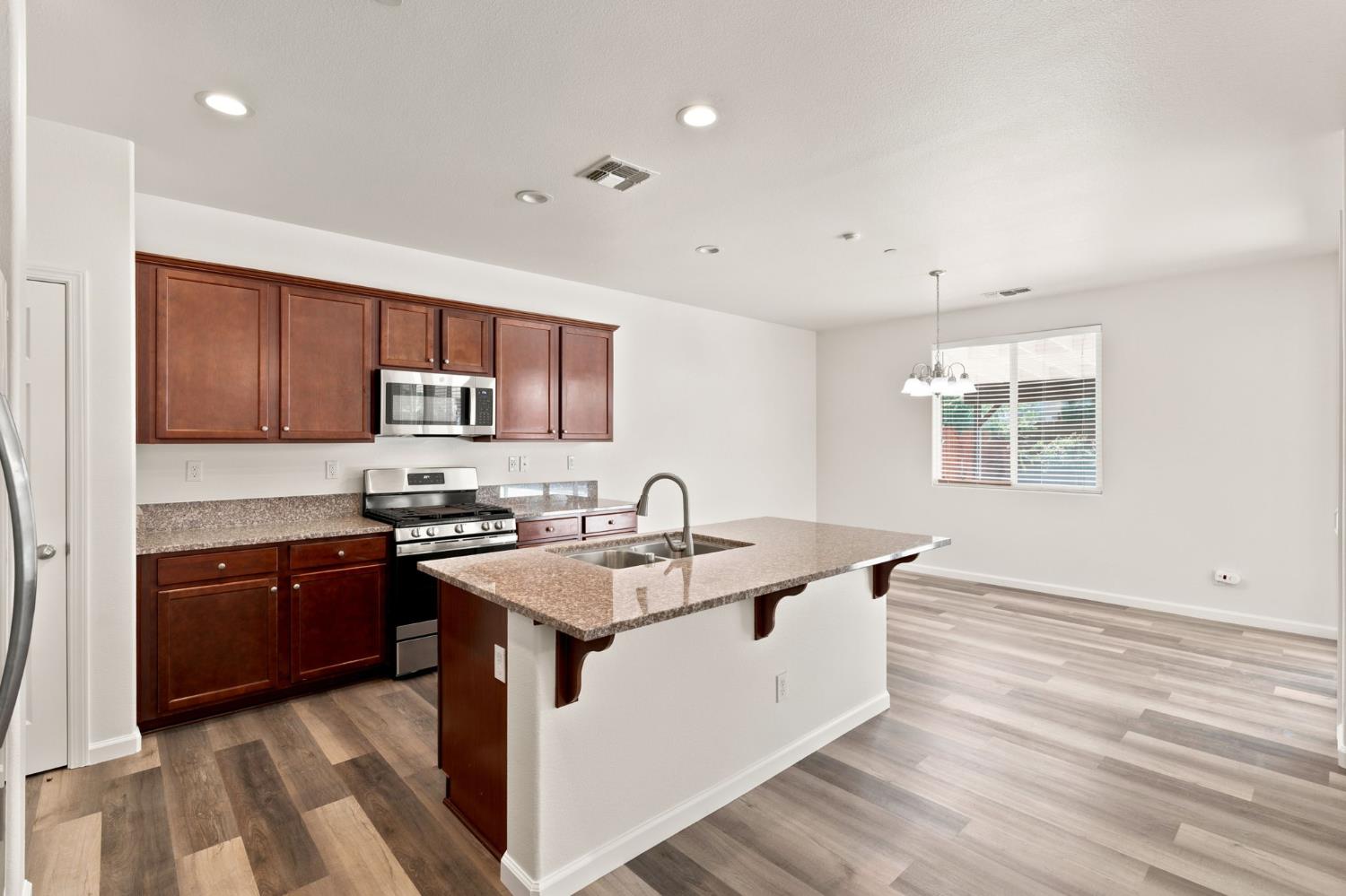 104 Corona Dr, Madera, CA 93638