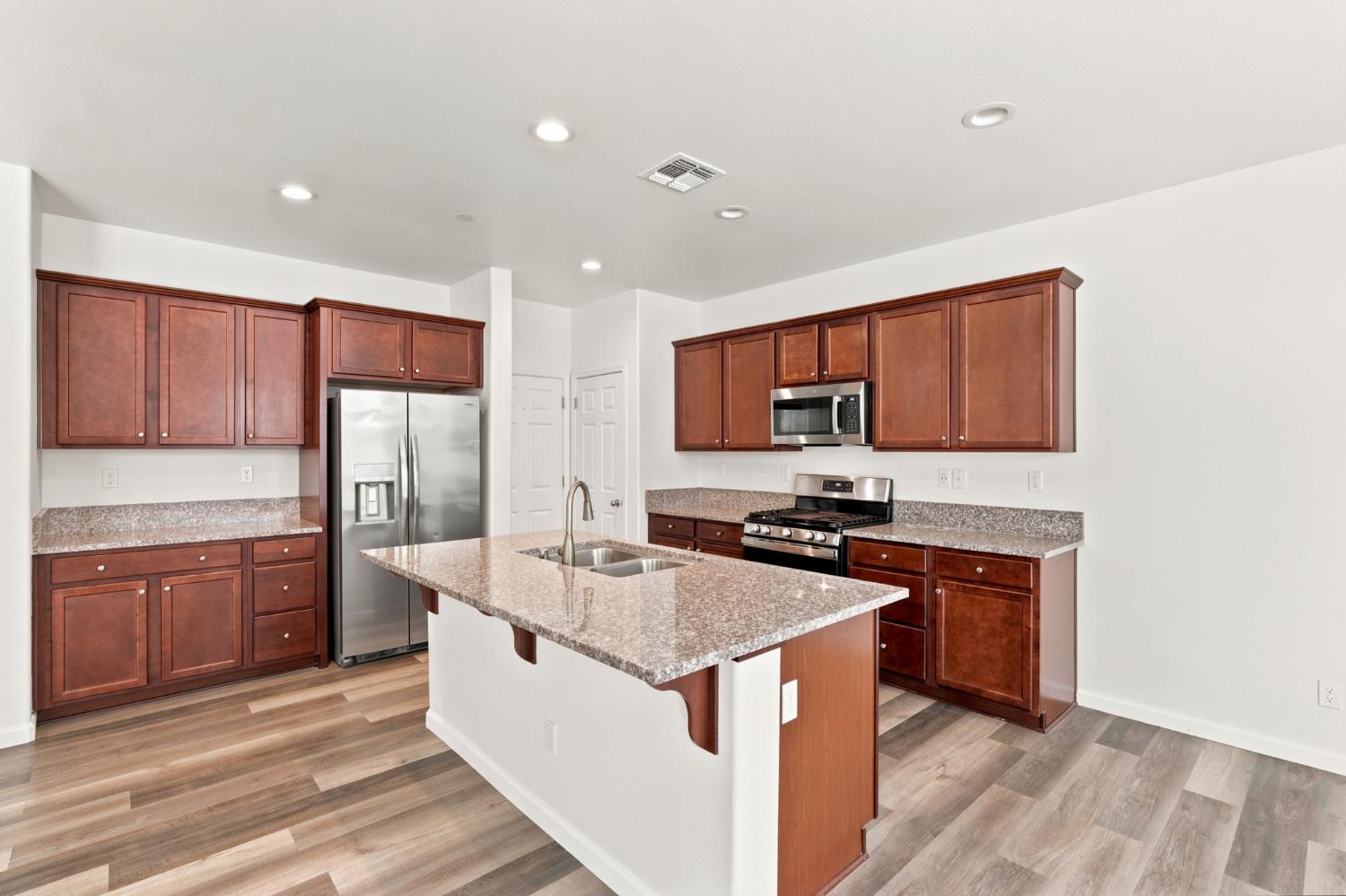104 Corona Dr, Madera, CA 93638
