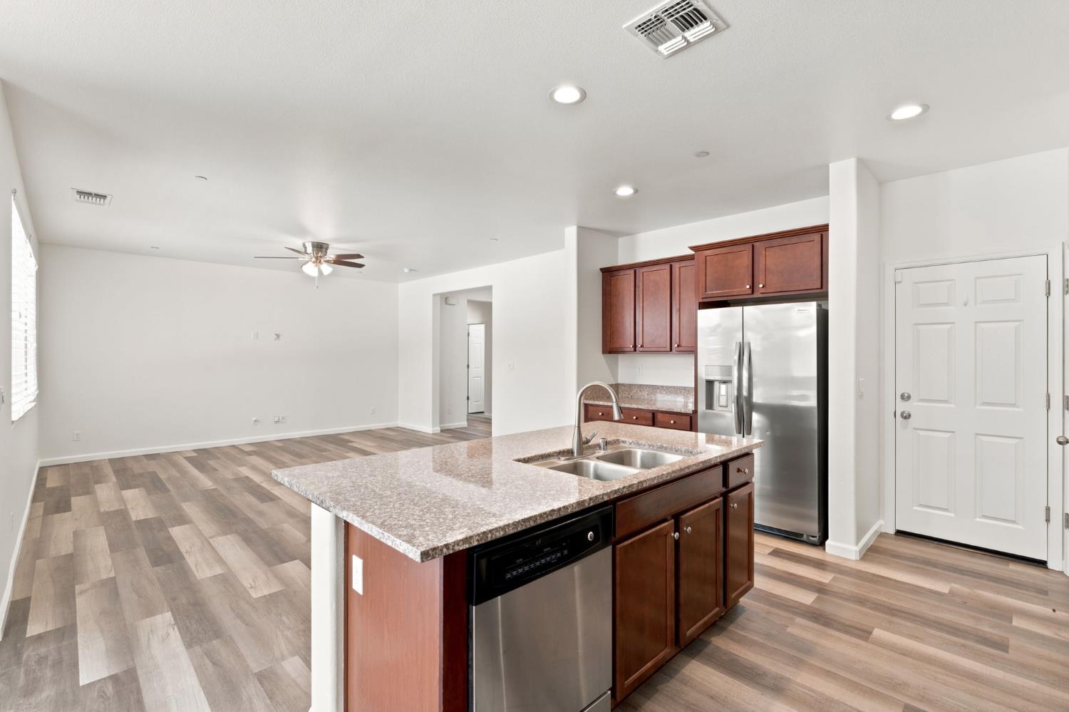 104 Corona Dr, Madera, CA 93638