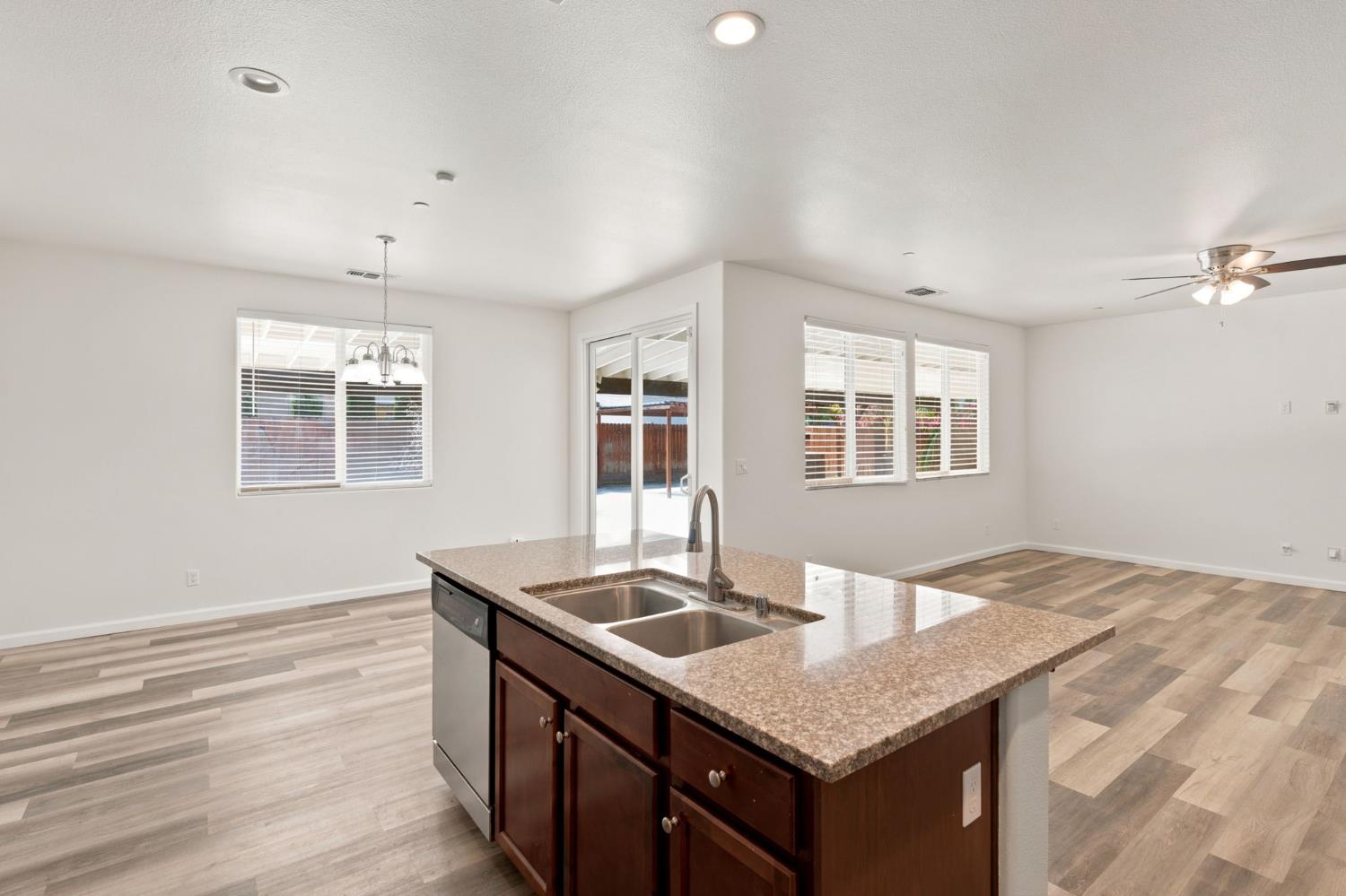 104 Corona Dr, Madera, CA 93638