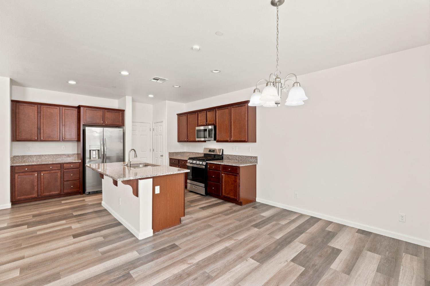 104 Corona Dr, Madera, CA 93638