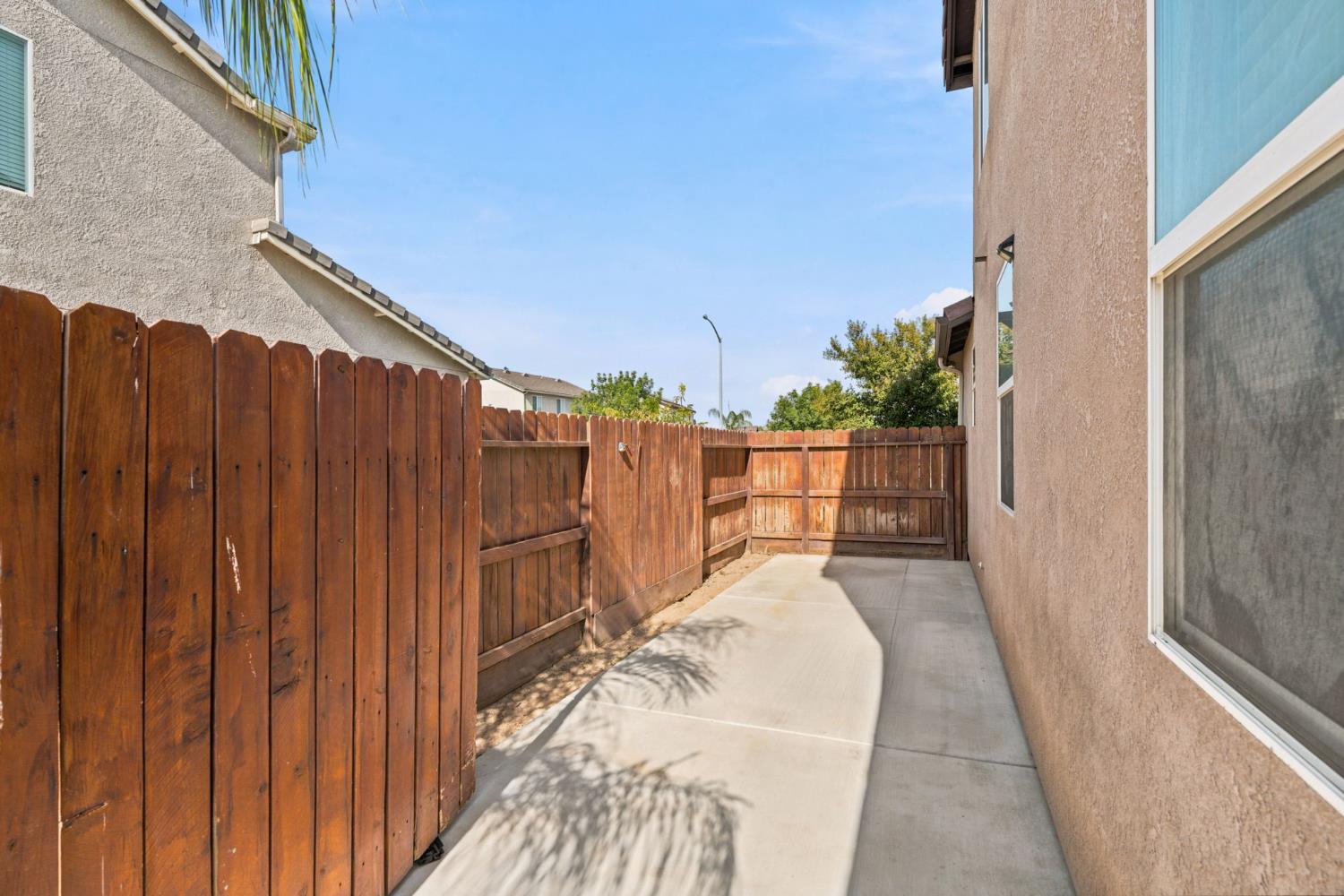 104 Corona Dr, Madera, CA 93638