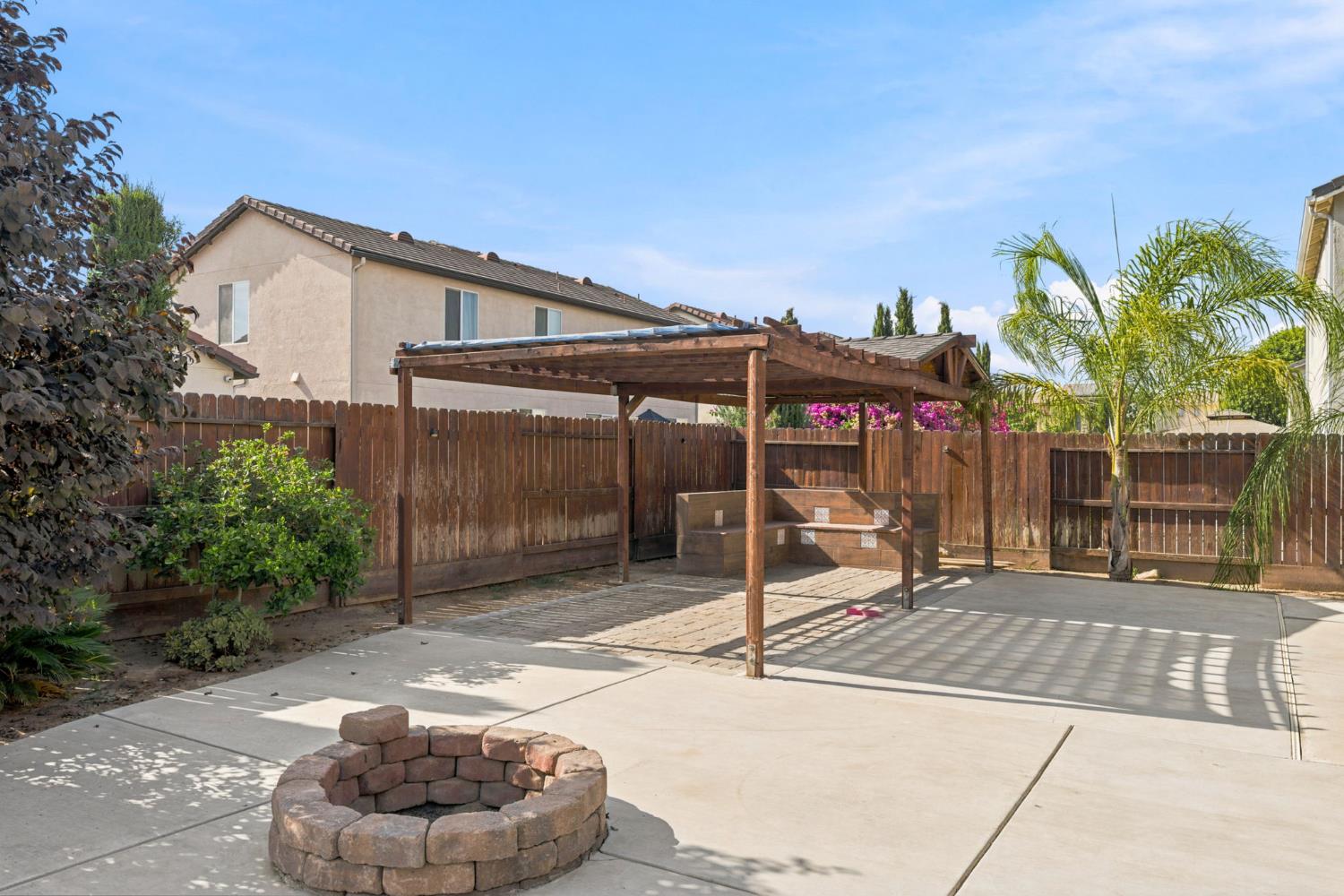 104 Corona Dr, Madera, CA 93638