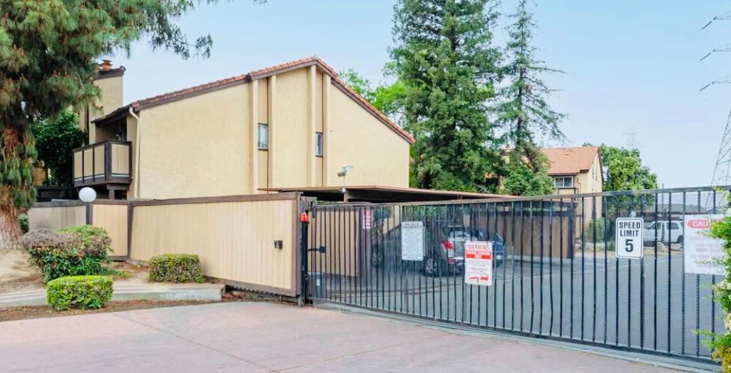1550 W Ashlan Ave #102, Fresno, CA 93705