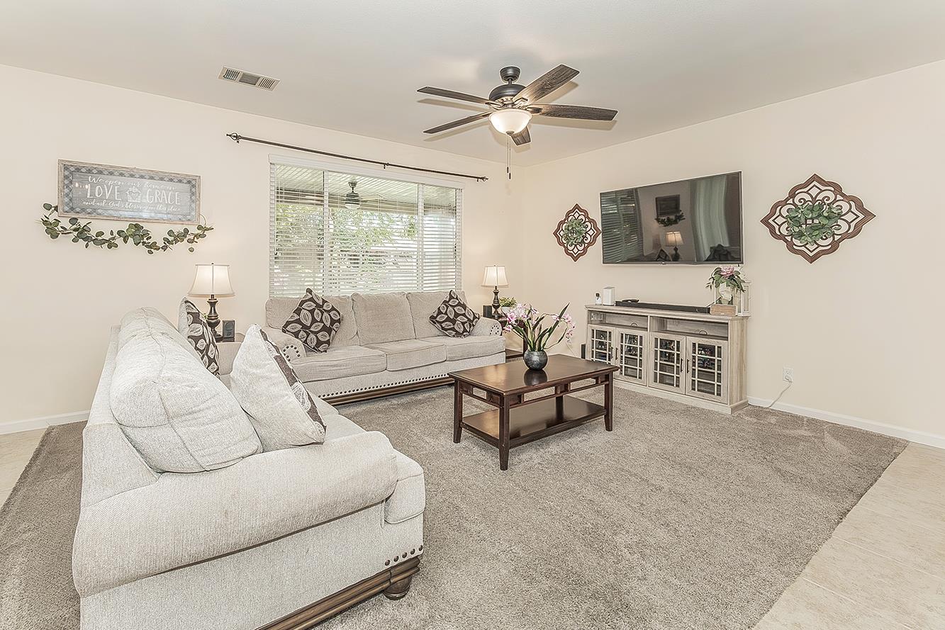 843 Bellis Ave S, Dinuba, CA 93618