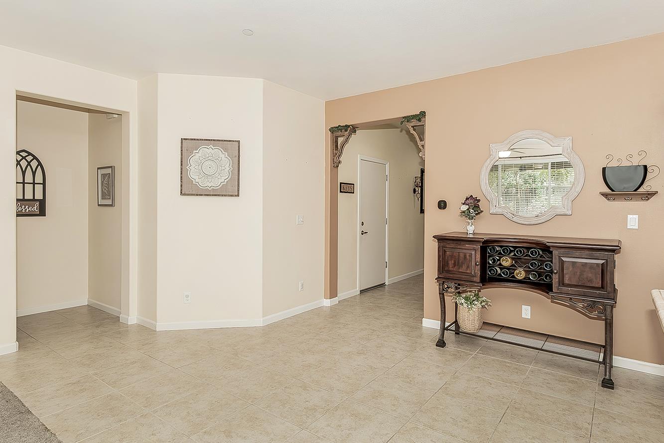 843 Bellis Ave S, Dinuba, CA 93618