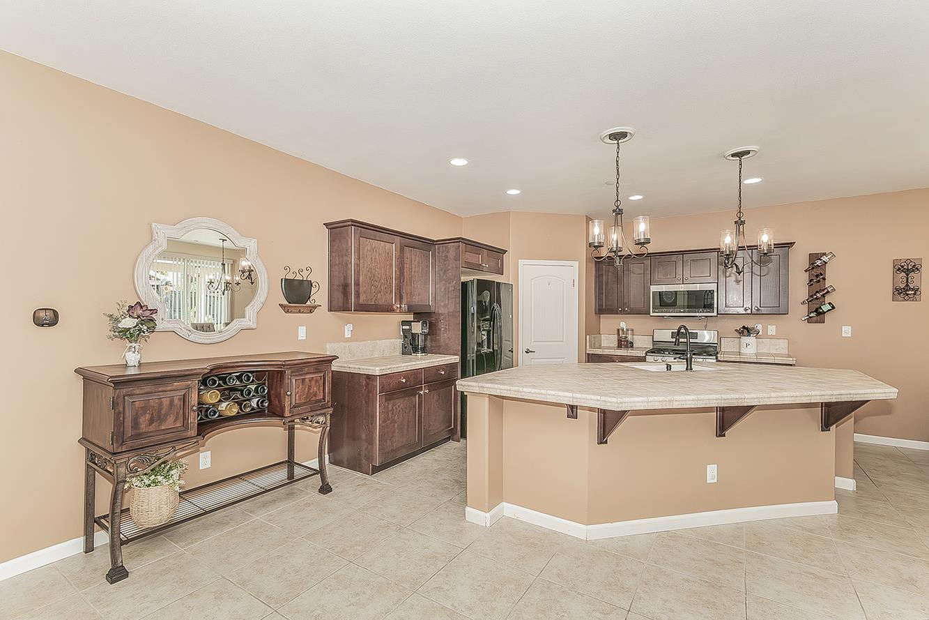 843 Bellis Ave S, Dinuba, CA 93618