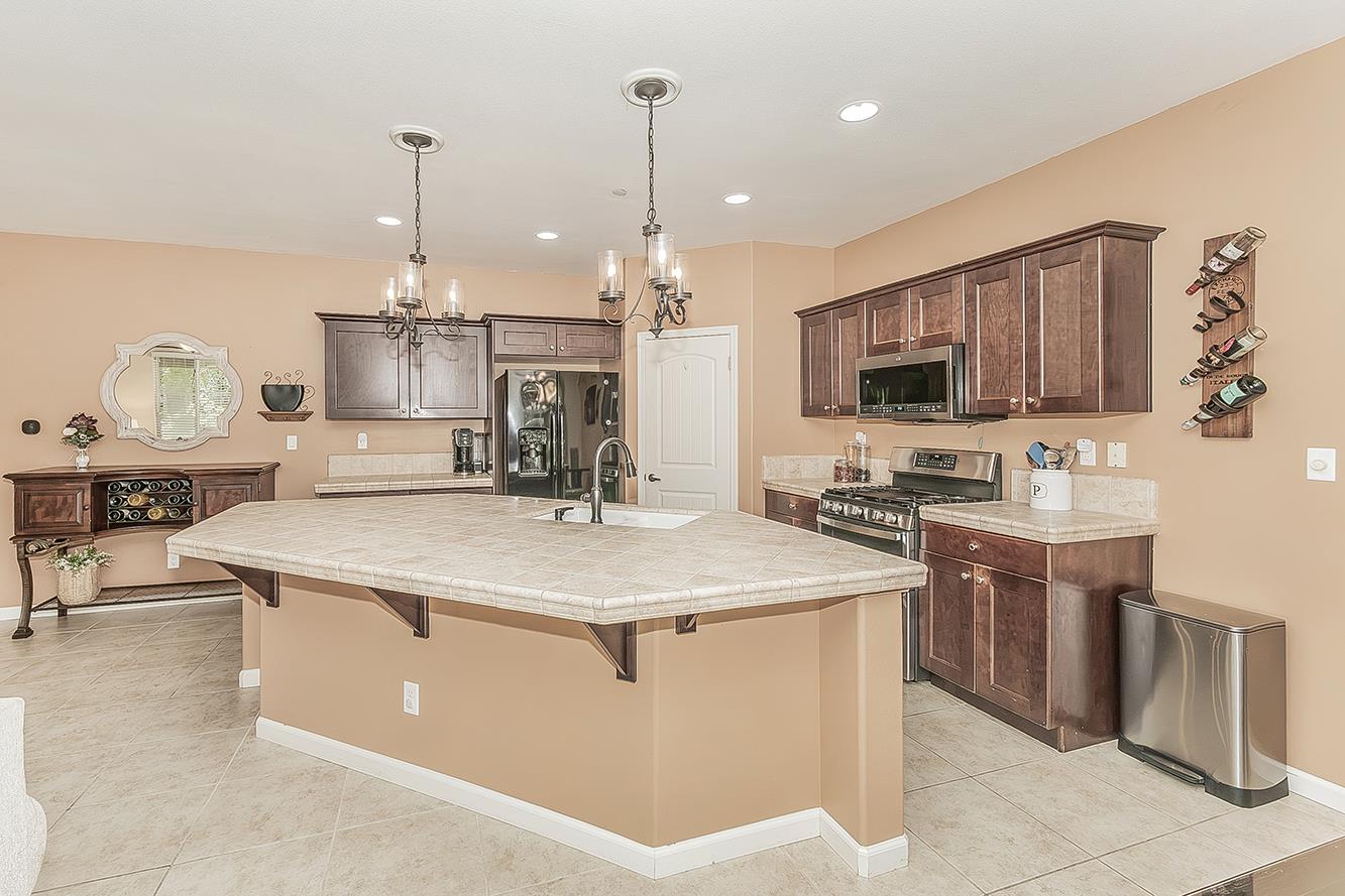843 Bellis Ave S, Dinuba, CA 93618
