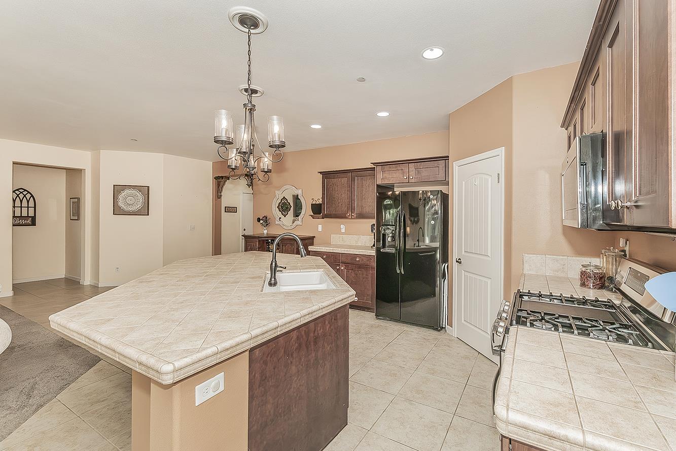 843 Bellis Ave S, Dinuba, CA 93618