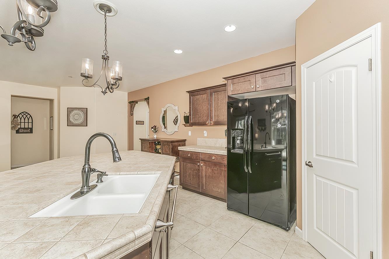 843 Bellis Ave S, Dinuba, CA 93618