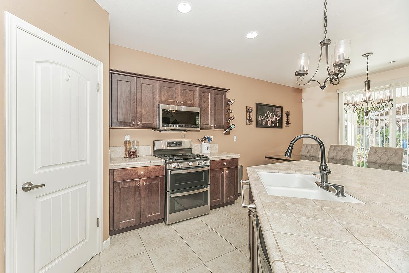 843 Bellis Ave S, Dinuba, CA 93618