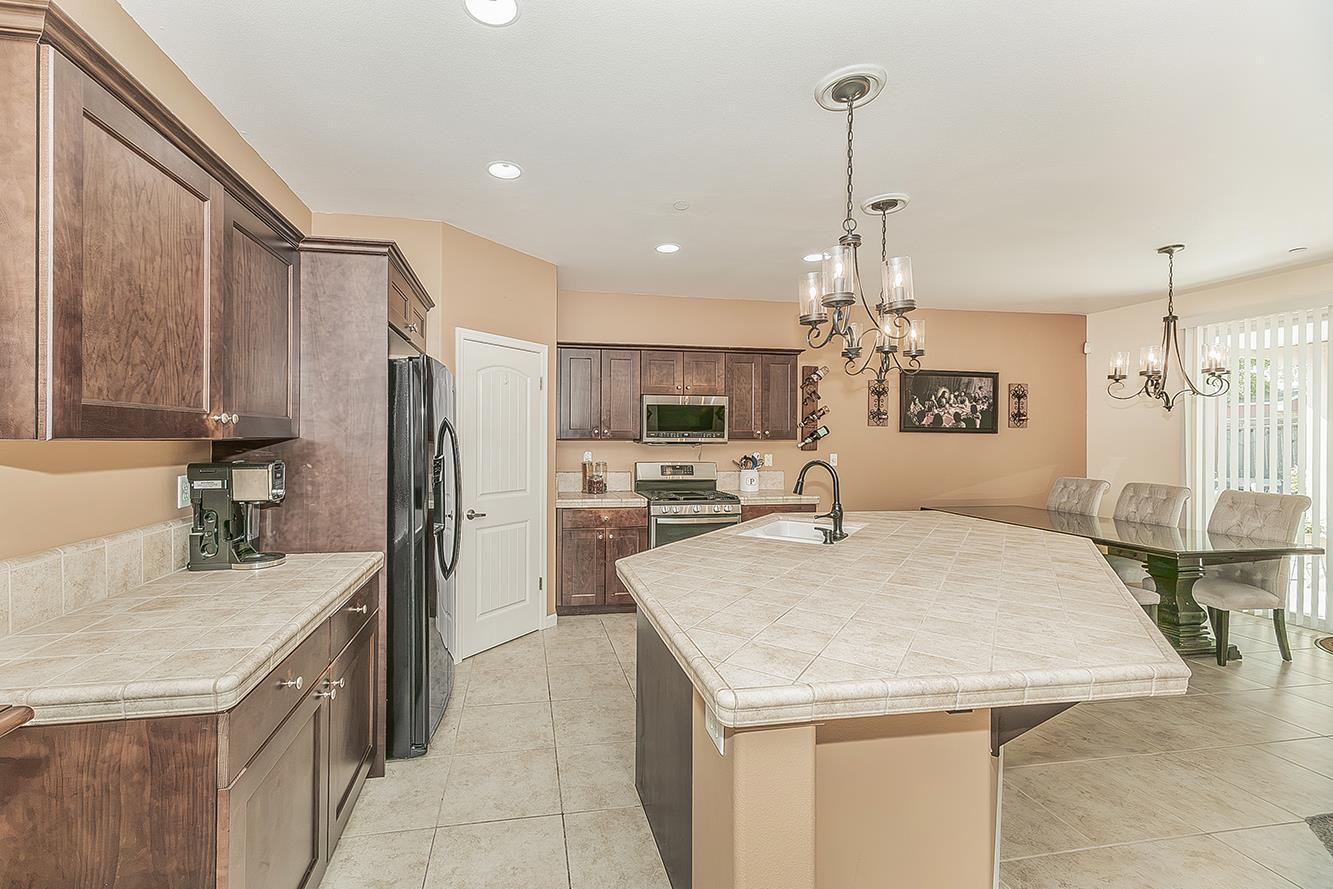 843 Bellis Ave S, Dinuba, CA 93618