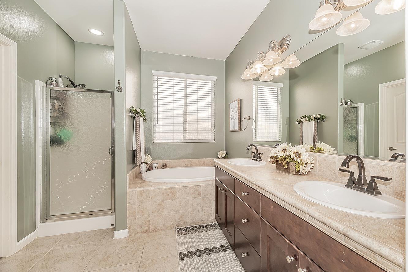843 Bellis Ave S, Dinuba, CA 93618