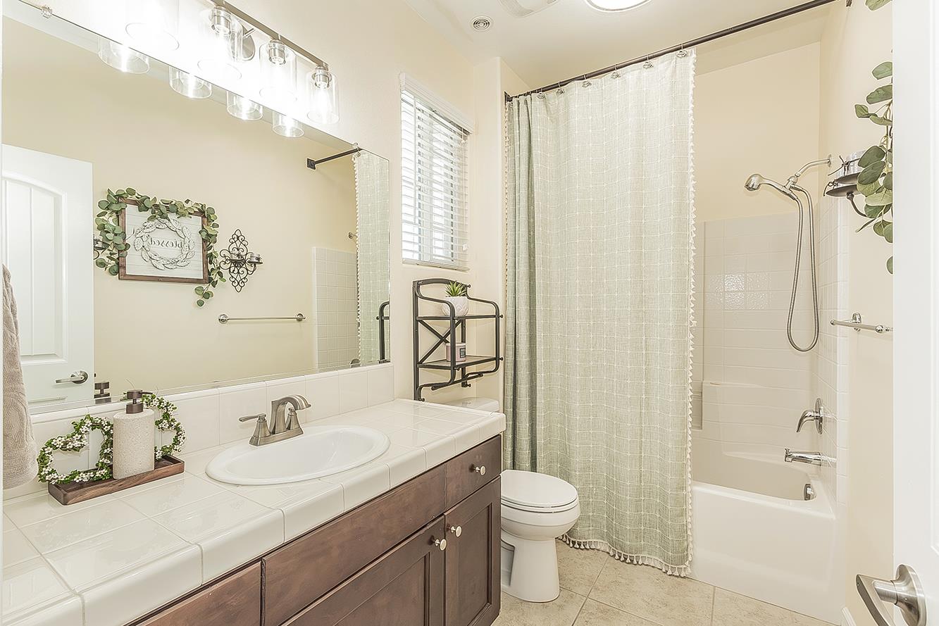 843 Bellis Ave S, Dinuba, CA 93618