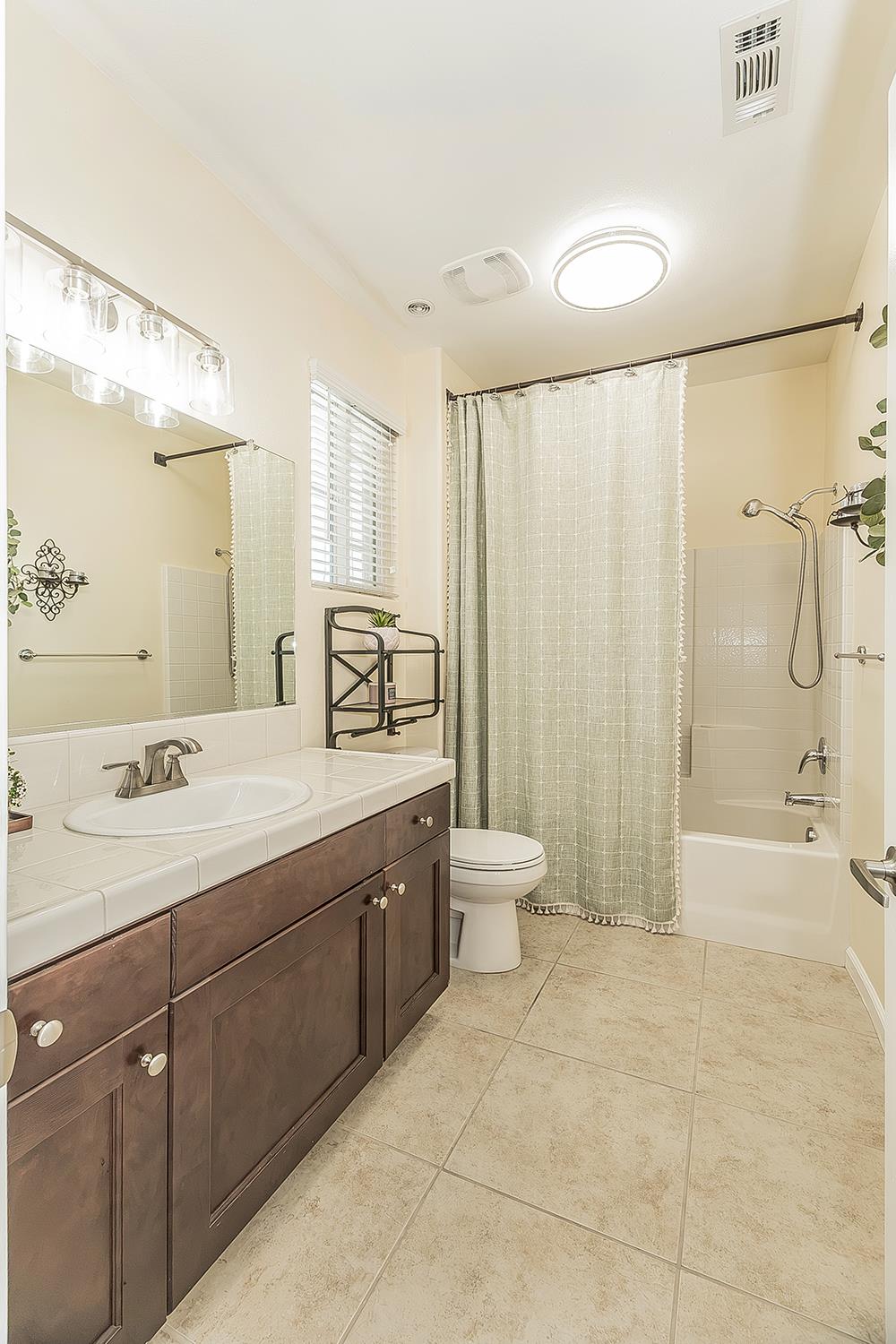 843 Bellis Ave S, Dinuba, CA 93618