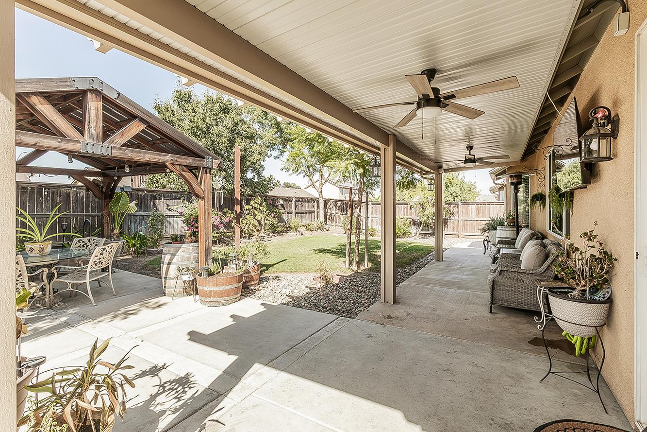 843 Bellis Ave S, Dinuba, CA 93618