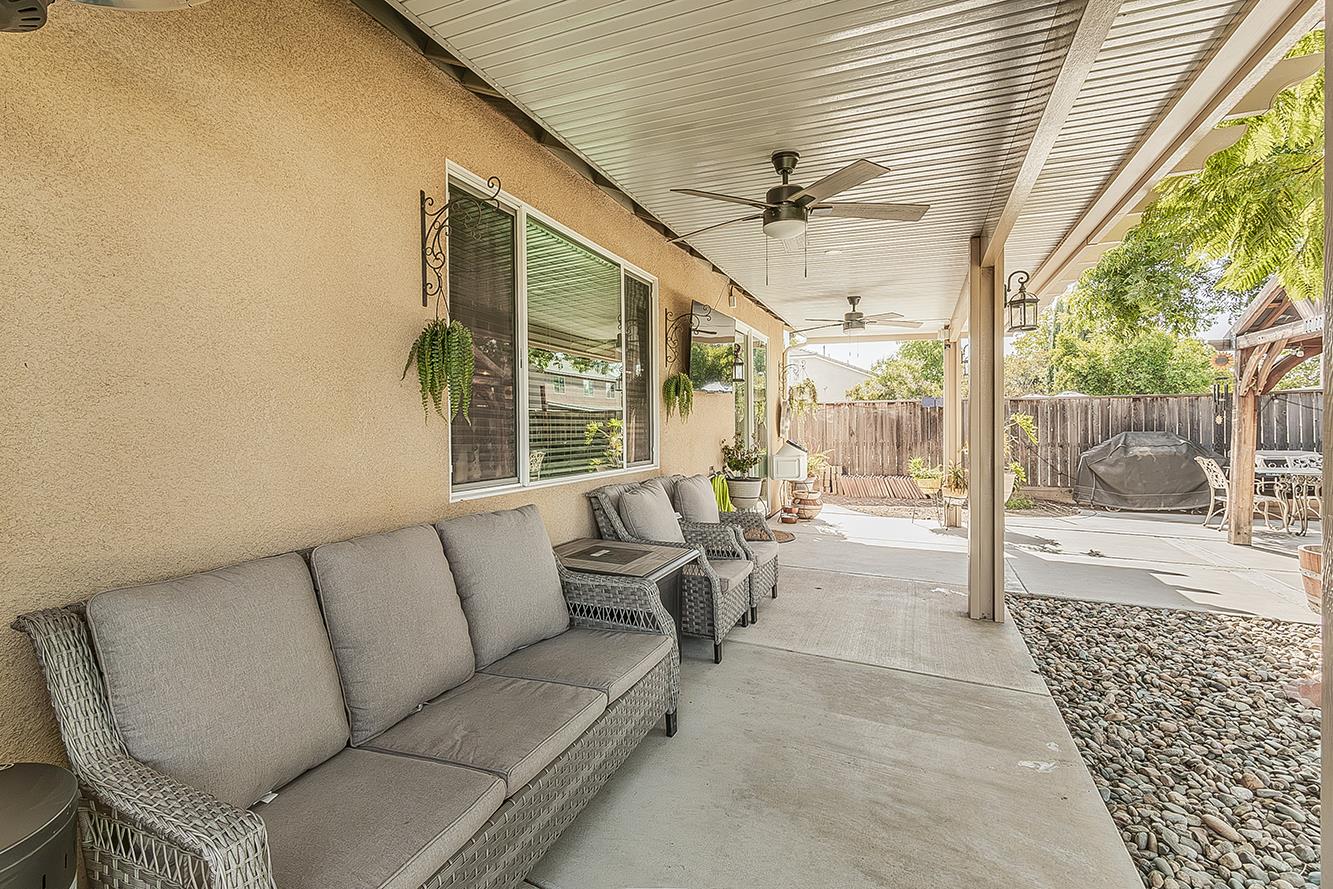 843 Bellis Ave S, Dinuba, CA 93618
