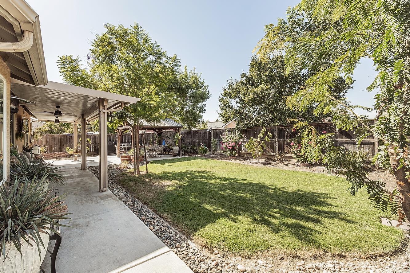 843 Bellis Ave S, Dinuba, CA 93618