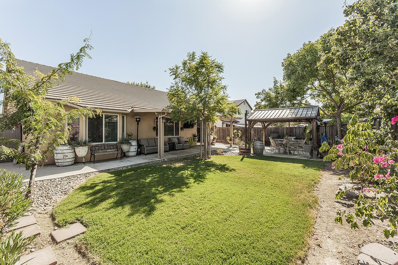 843 Bellis Ave S, Dinuba, CA 93618