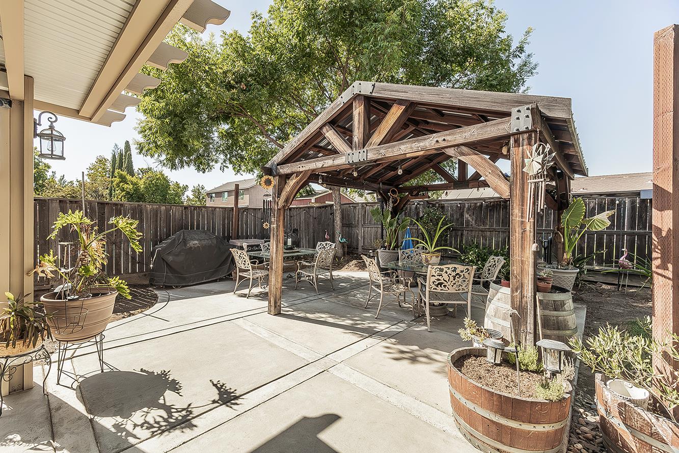 843 Bellis Ave S, Dinuba, CA 93618