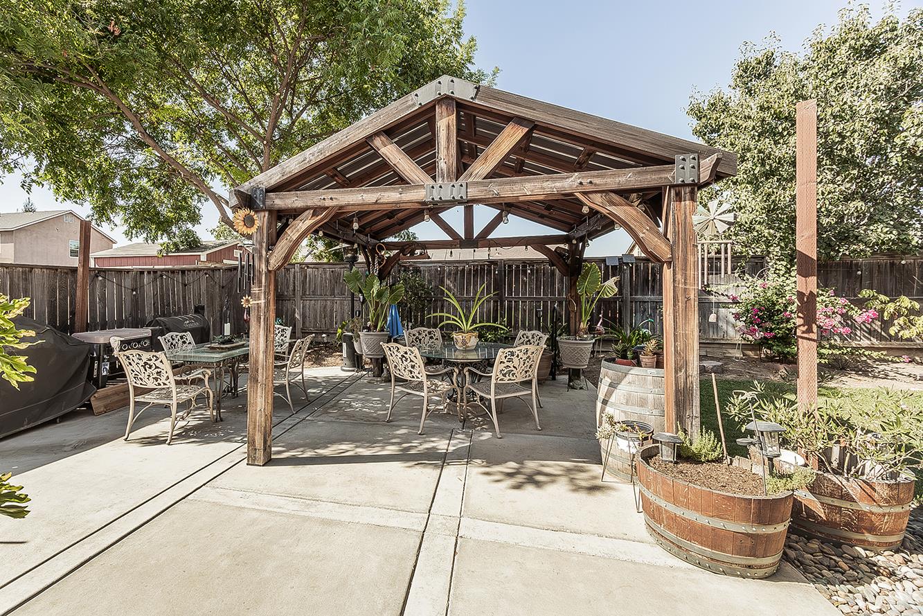 843 Bellis Ave S, Dinuba, CA 93618