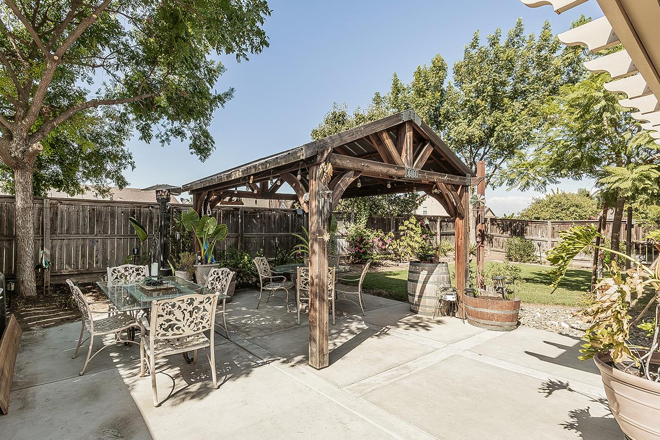 843 Bellis Ave S, Dinuba, CA 93618