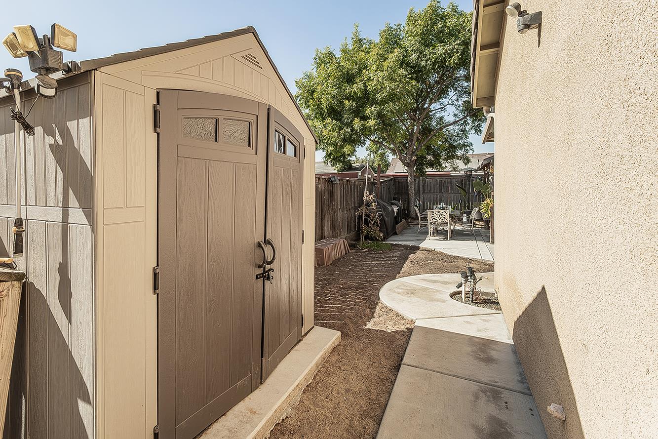 843 Bellis Ave S, Dinuba, CA 93618