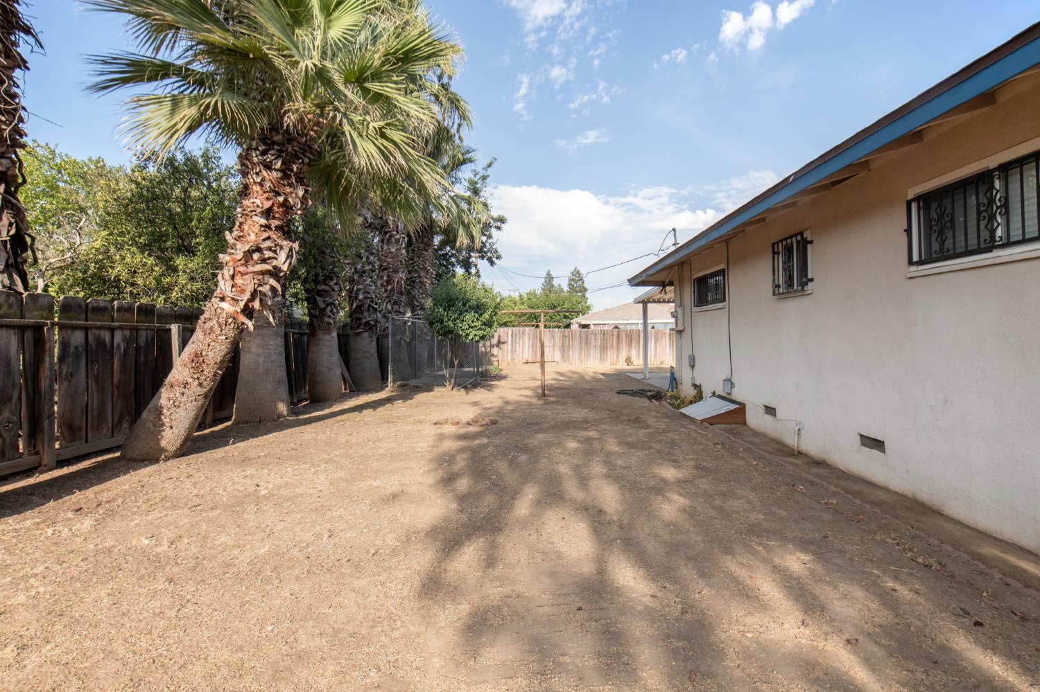 3086 E Holland Ave, Fresno, CA 93726