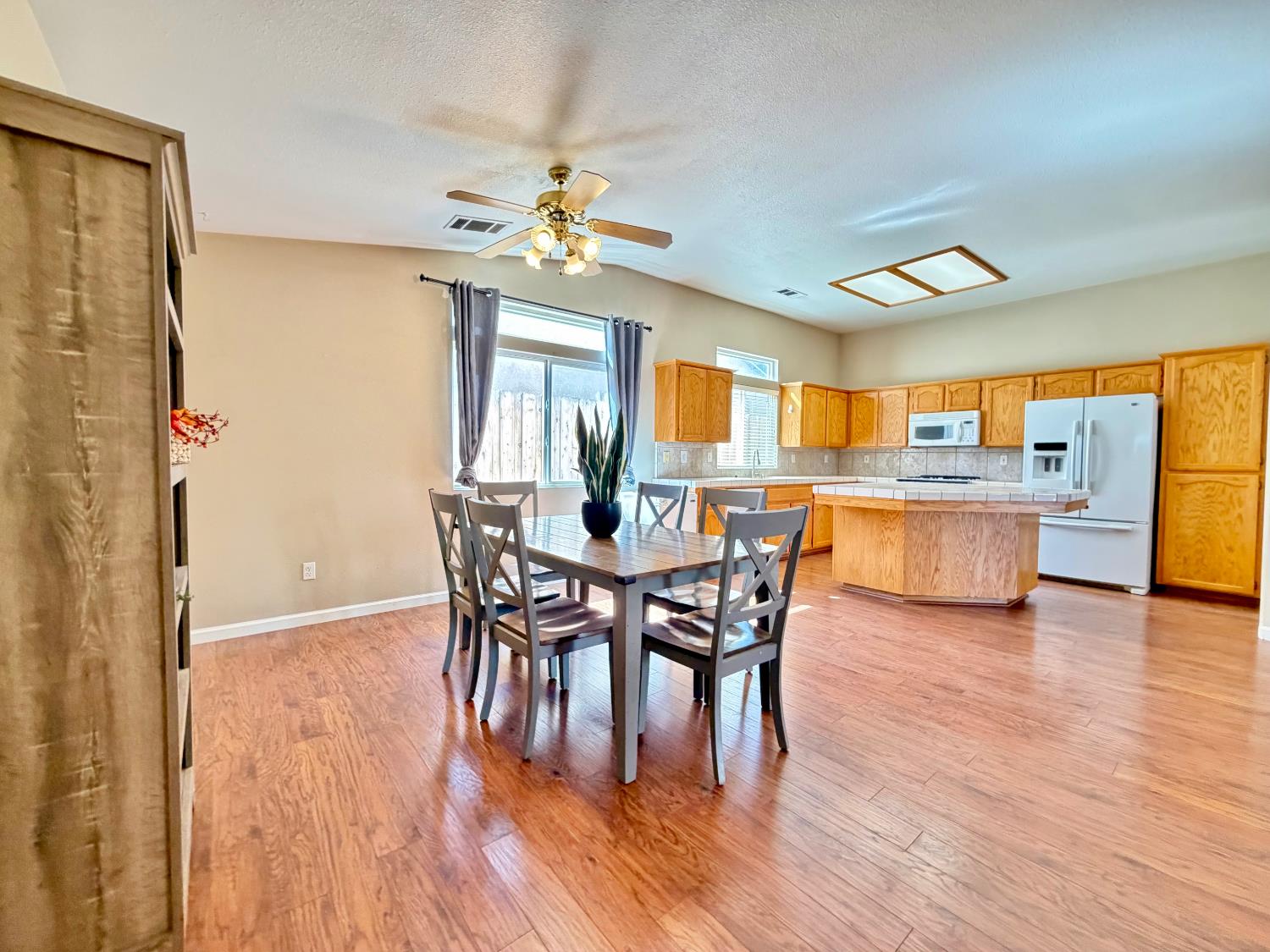2105 Charlie Chambers Dr, Hanford, CA 93230