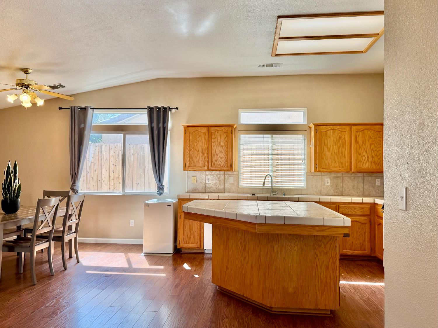2105 Charlie Chambers Dr, Hanford, CA 93230