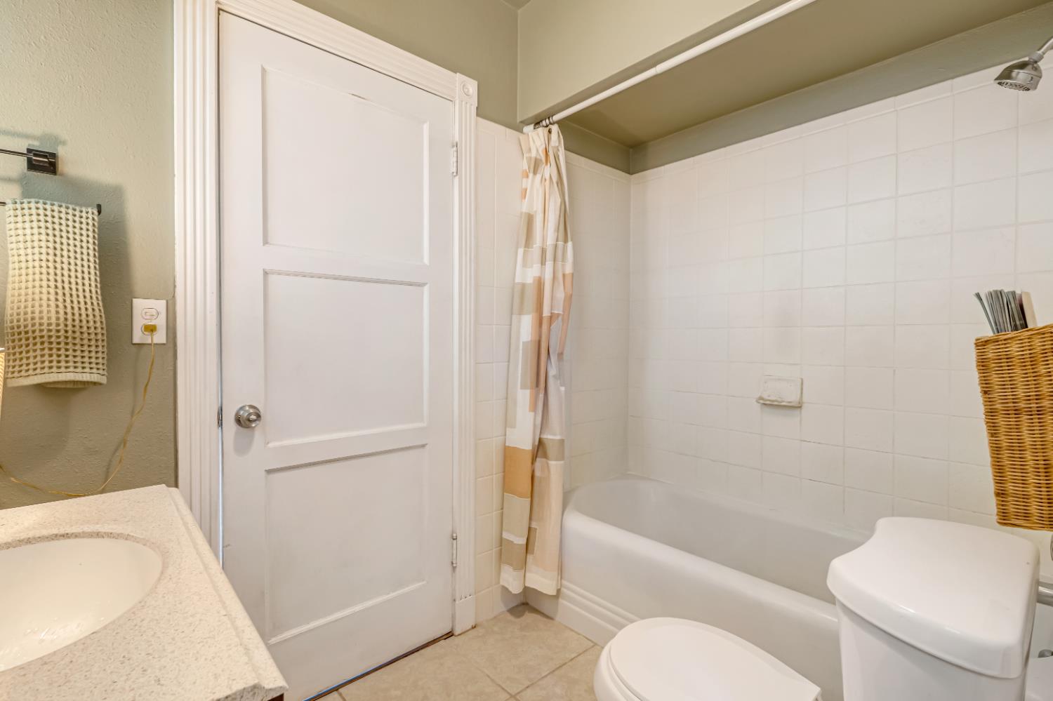 805 N Adoline Ave, Fresno, CA 93728