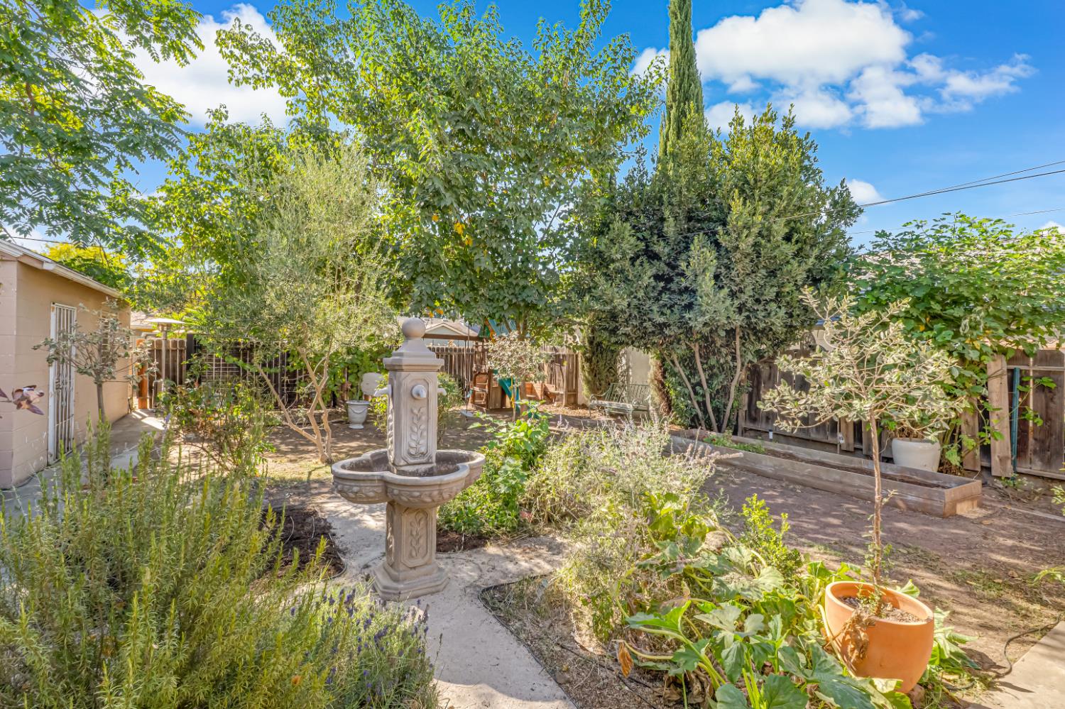 805 N Adoline Ave, Fresno, CA 93728