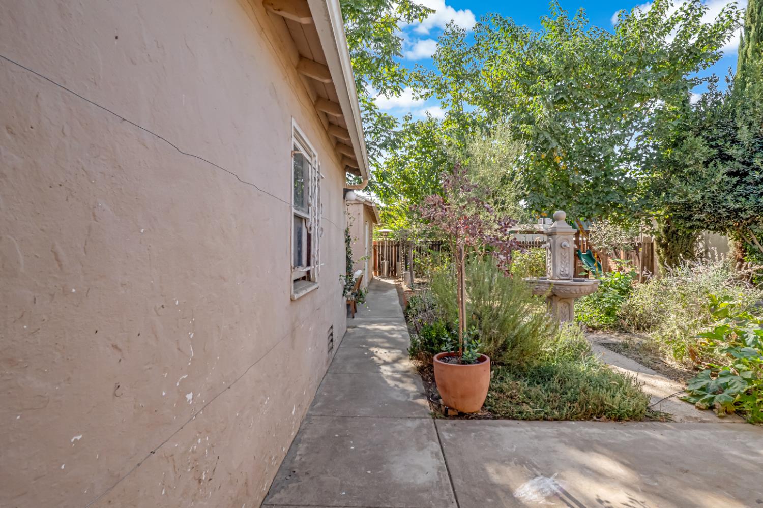 805 N Adoline Ave, Fresno, CA 93728