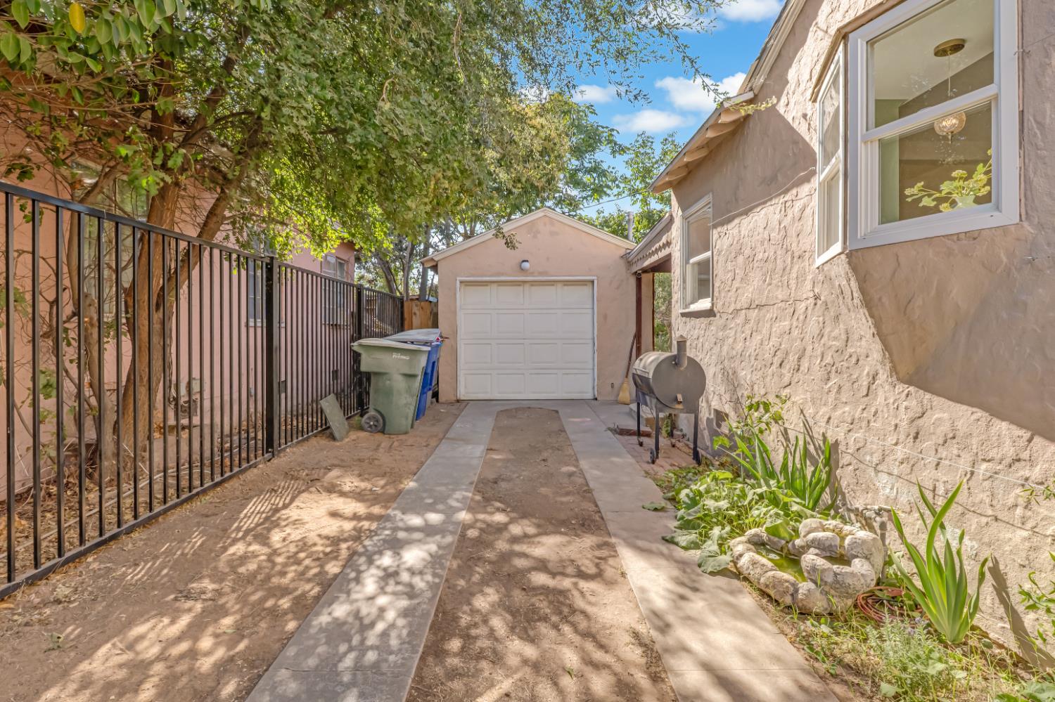 805 N Adoline Ave, Fresno, CA 93728