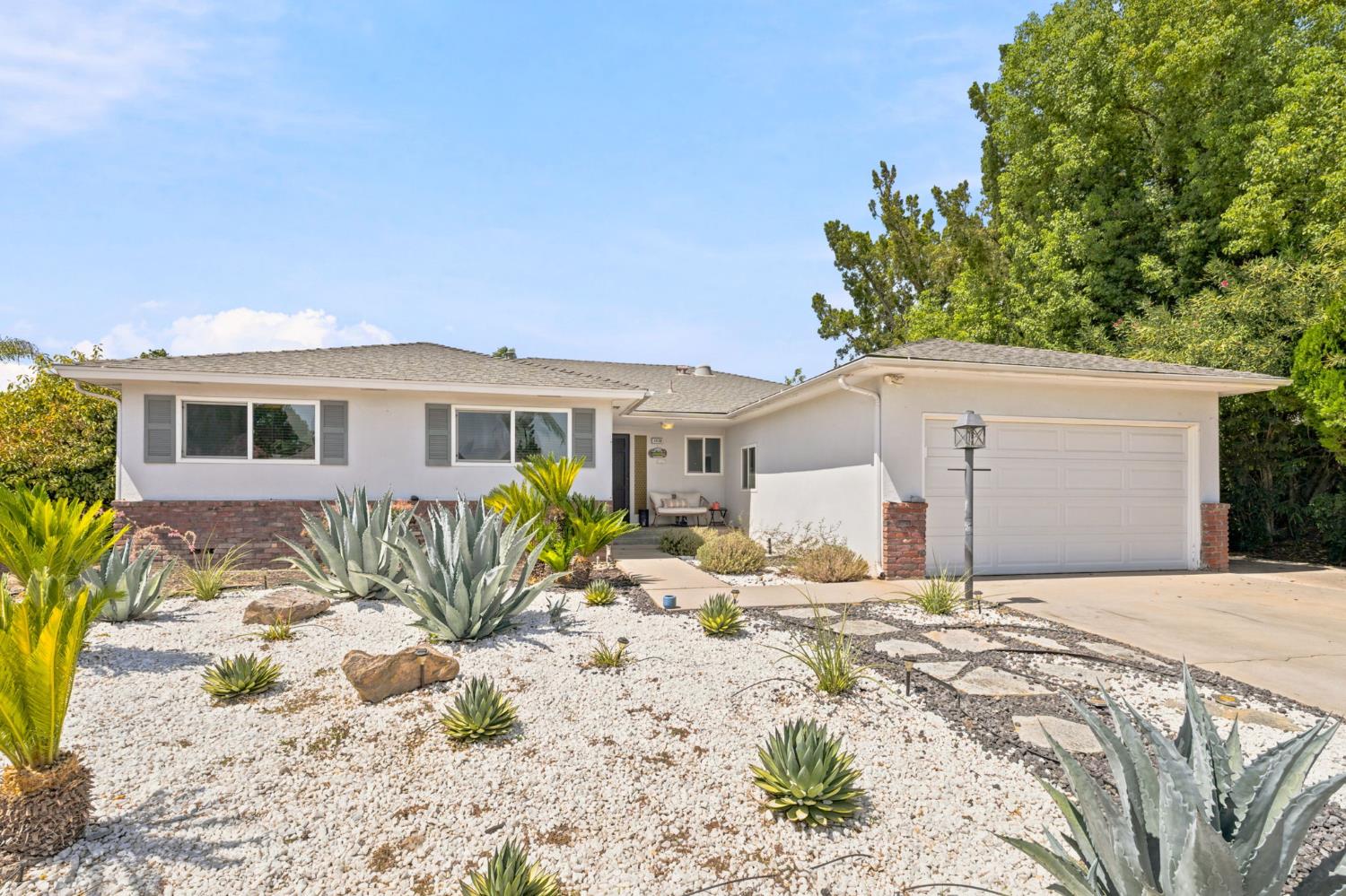 1038 E Vartikian Ave, Fresno, CA 93710