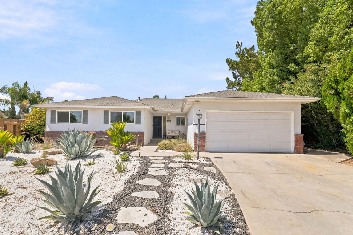 1038 E Vartikian Ave, Fresno, CA 93710