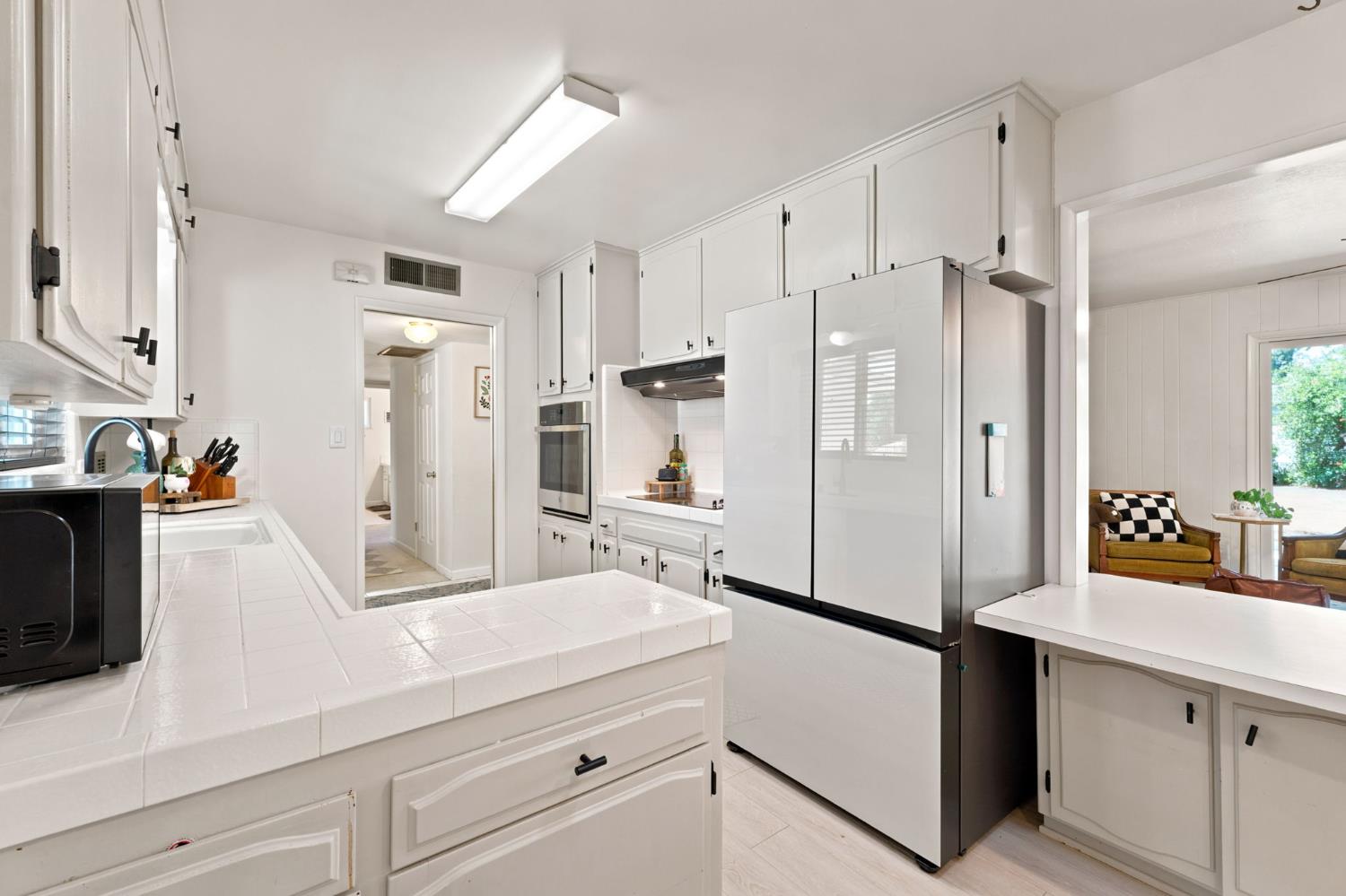 1038 E Vartikian Ave, Fresno, CA 93710
