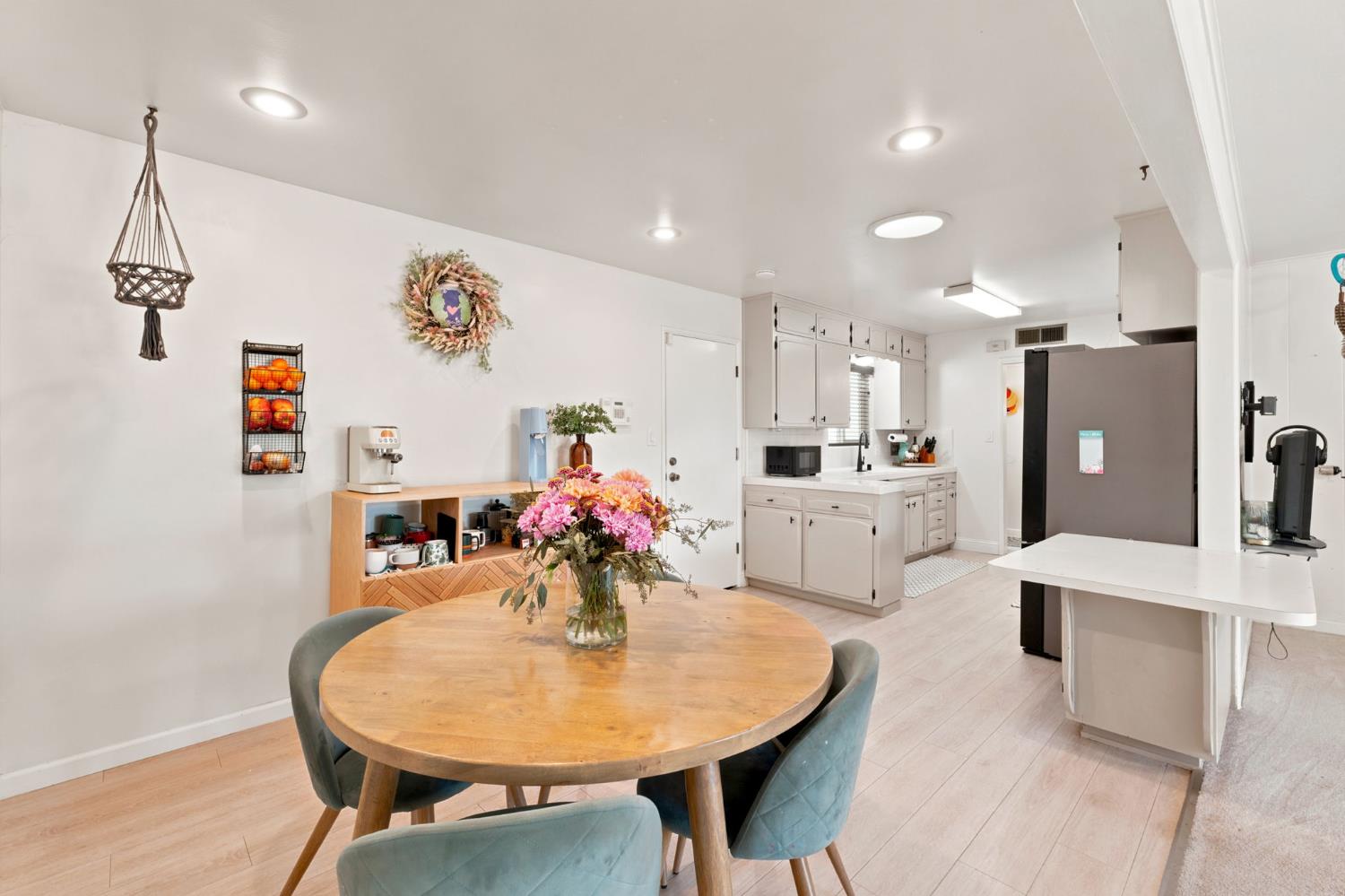 1038 E Vartikian Ave, Fresno, CA 93710