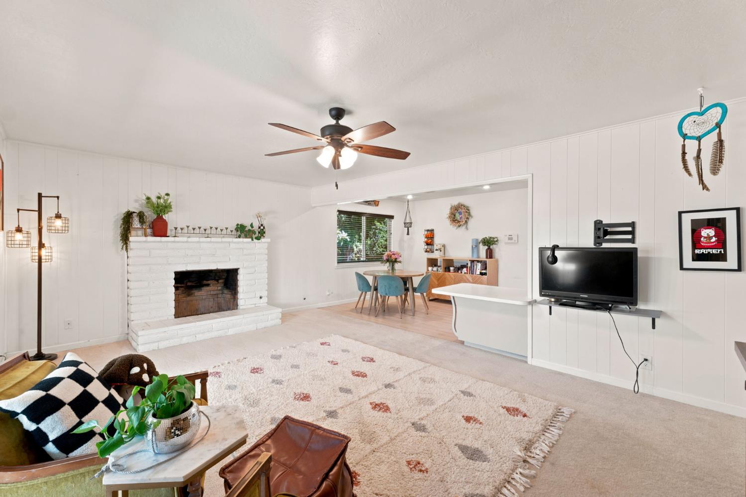 1038 E Vartikian Ave, Fresno, CA 93710