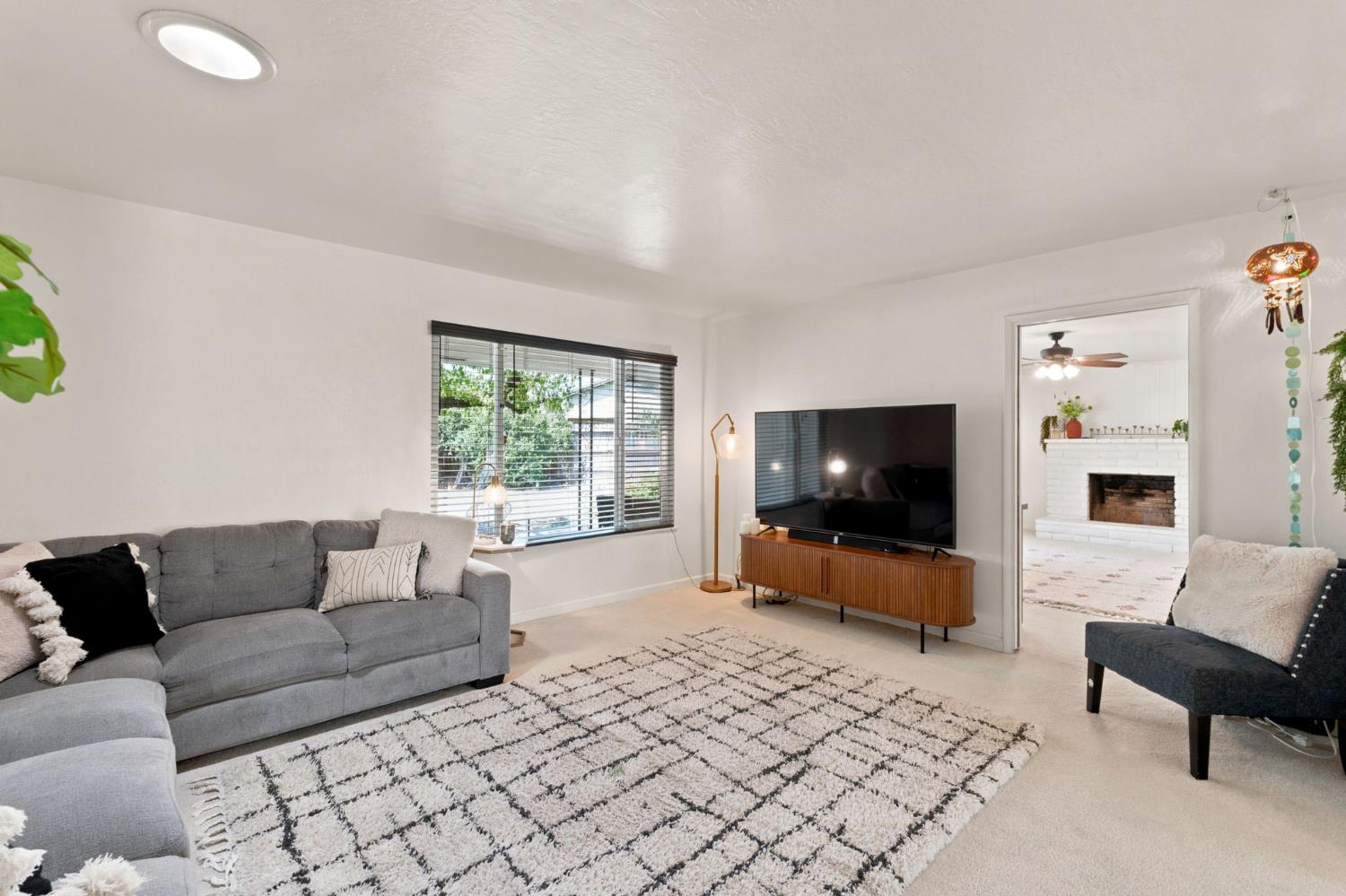 1038 E Vartikian Ave, Fresno, CA 93710