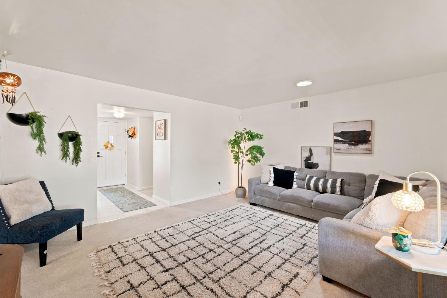 1038 E Vartikian Ave, Fresno, CA 93710