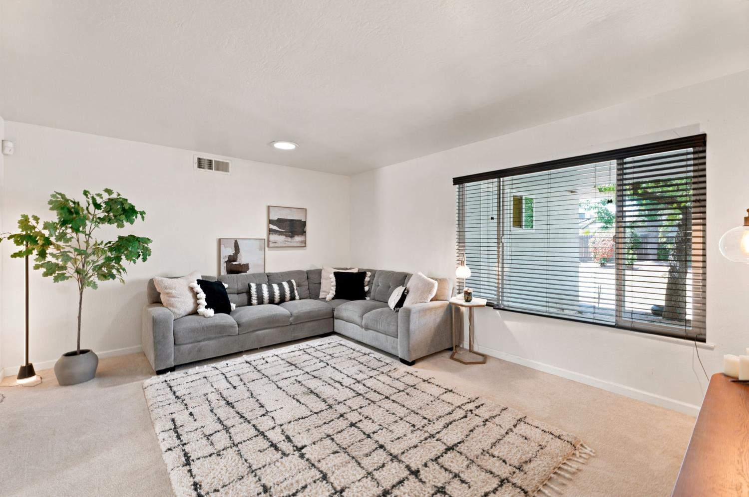 1038 E Vartikian Ave, Fresno, CA 93710