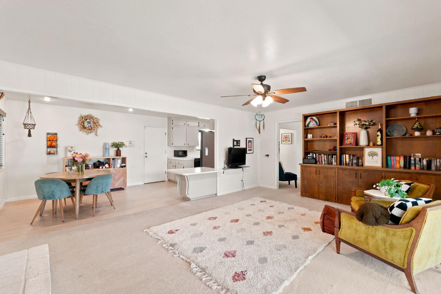 1038 E Vartikian Ave, Fresno, CA 93710
