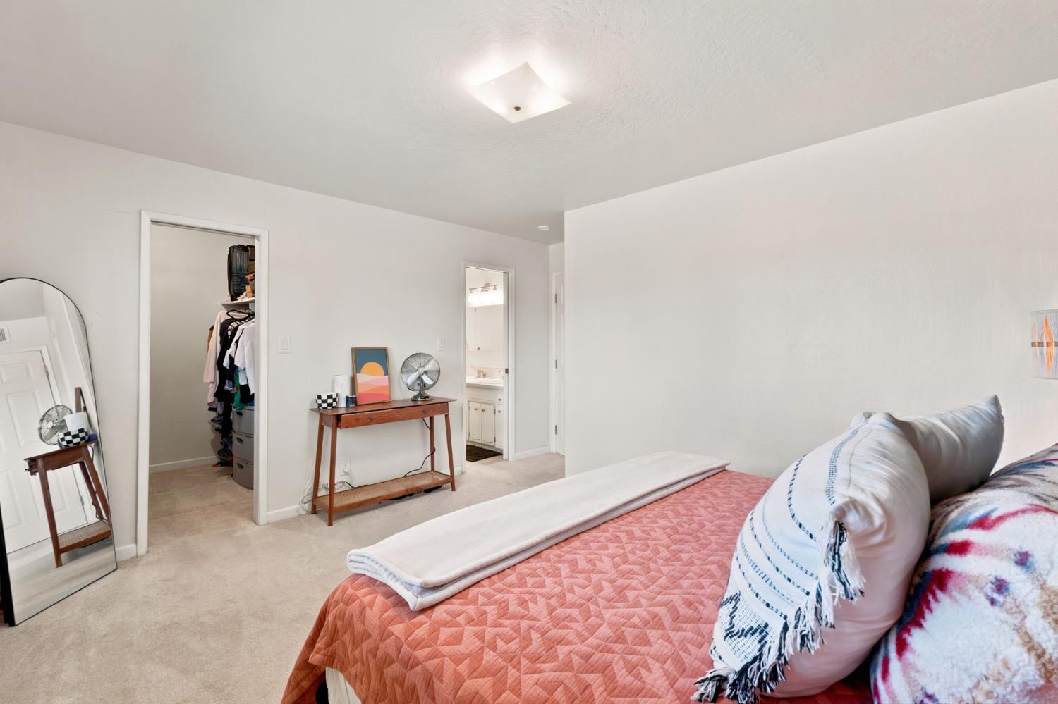 1038 E Vartikian Ave, Fresno, CA 93710