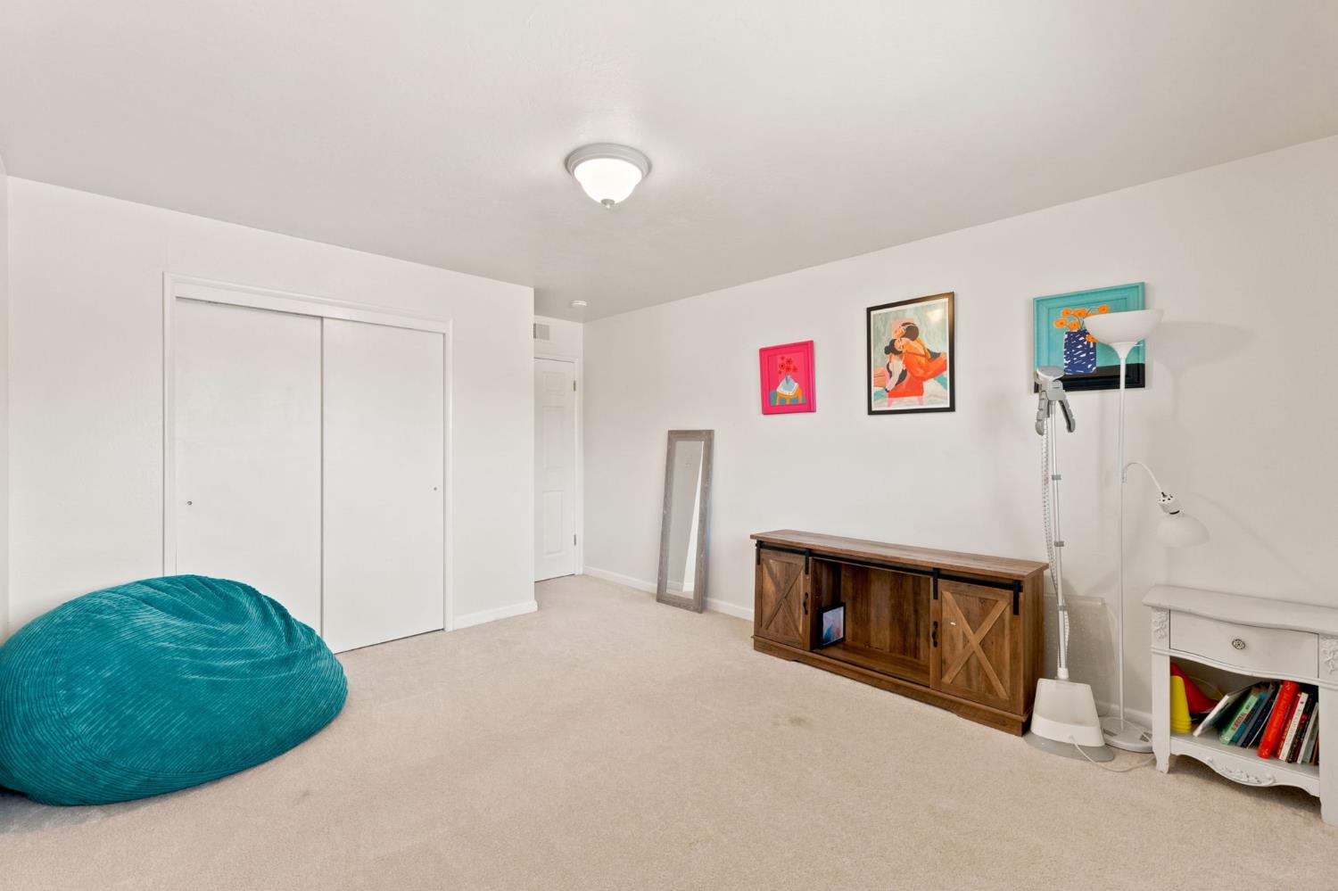 1038 E Vartikian Ave, Fresno, CA 93710