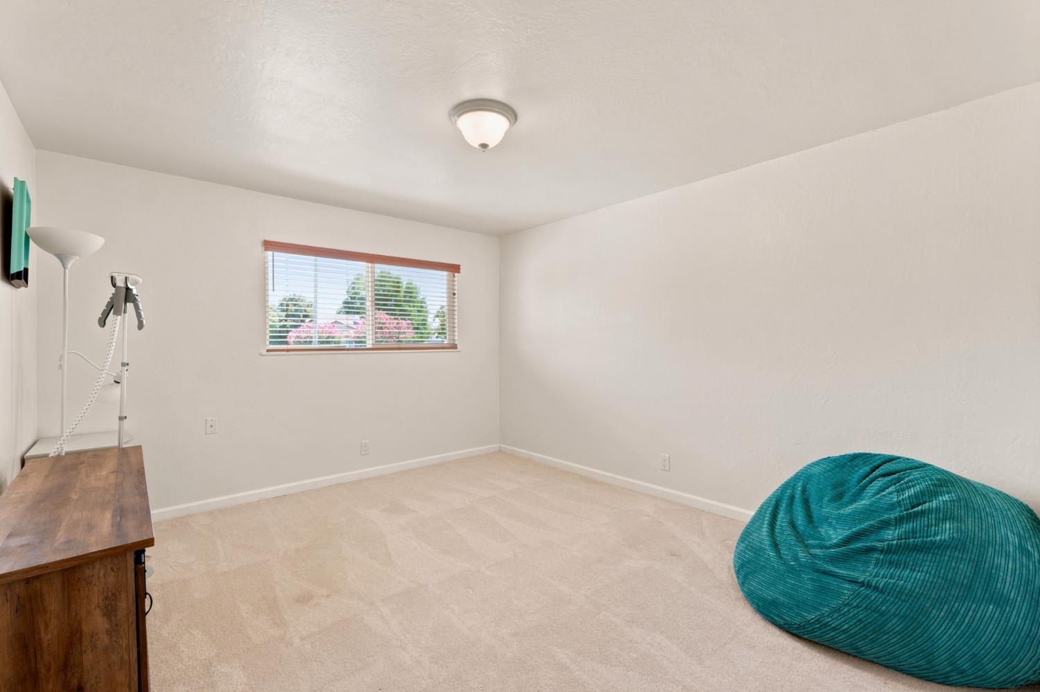 1038 E Vartikian Ave, Fresno, CA 93710