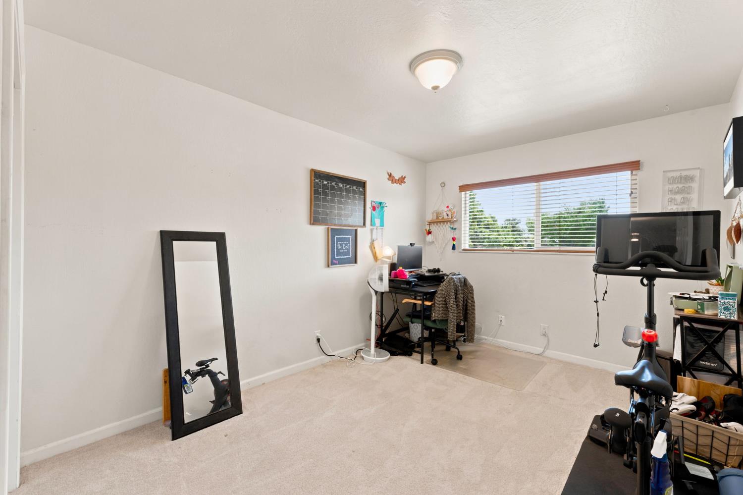 1038 E Vartikian Ave, Fresno, CA 93710