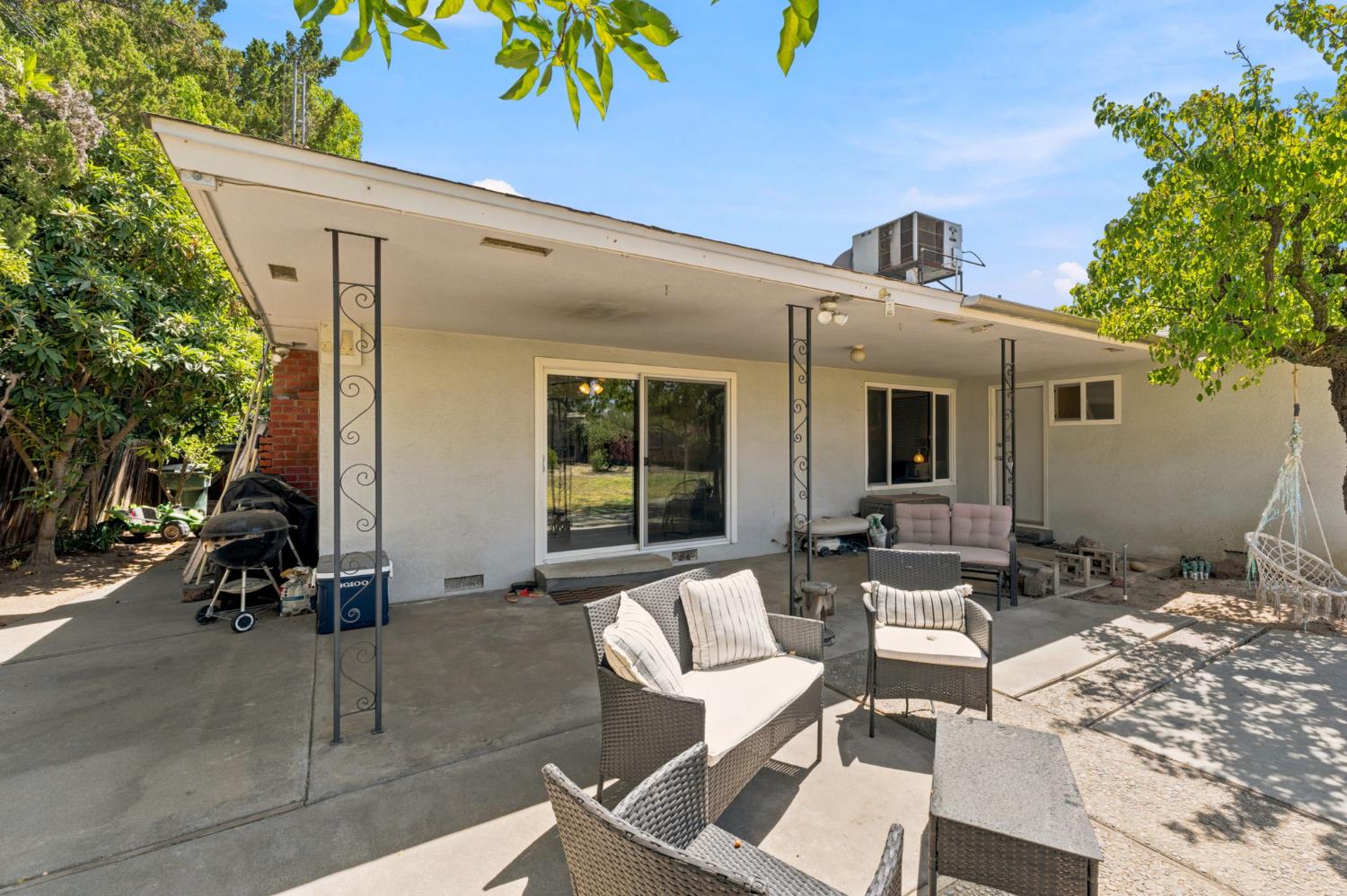 1038 E Vartikian Ave, Fresno, CA 93710