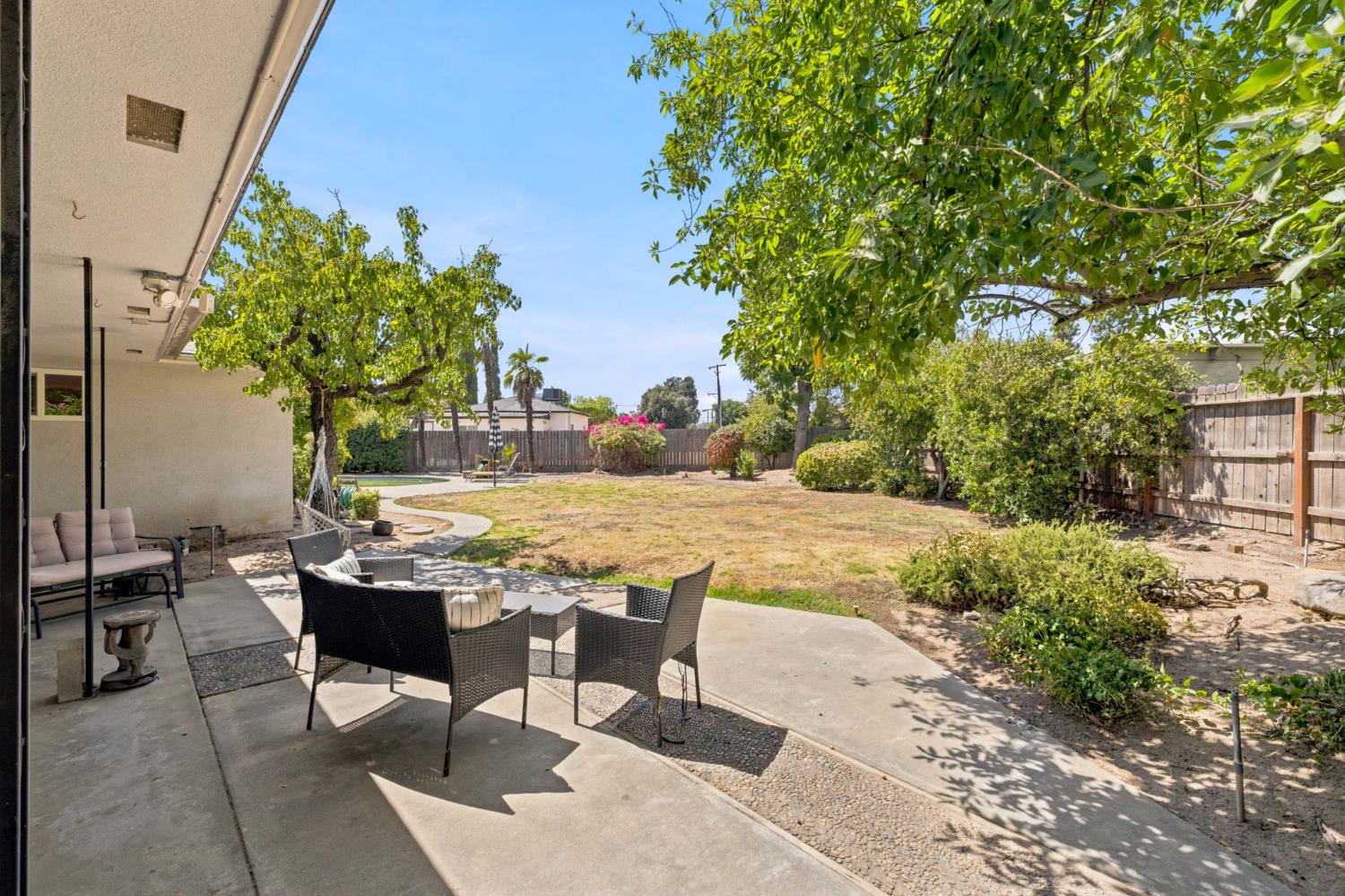 1038 E Vartikian Ave, Fresno, CA 93710