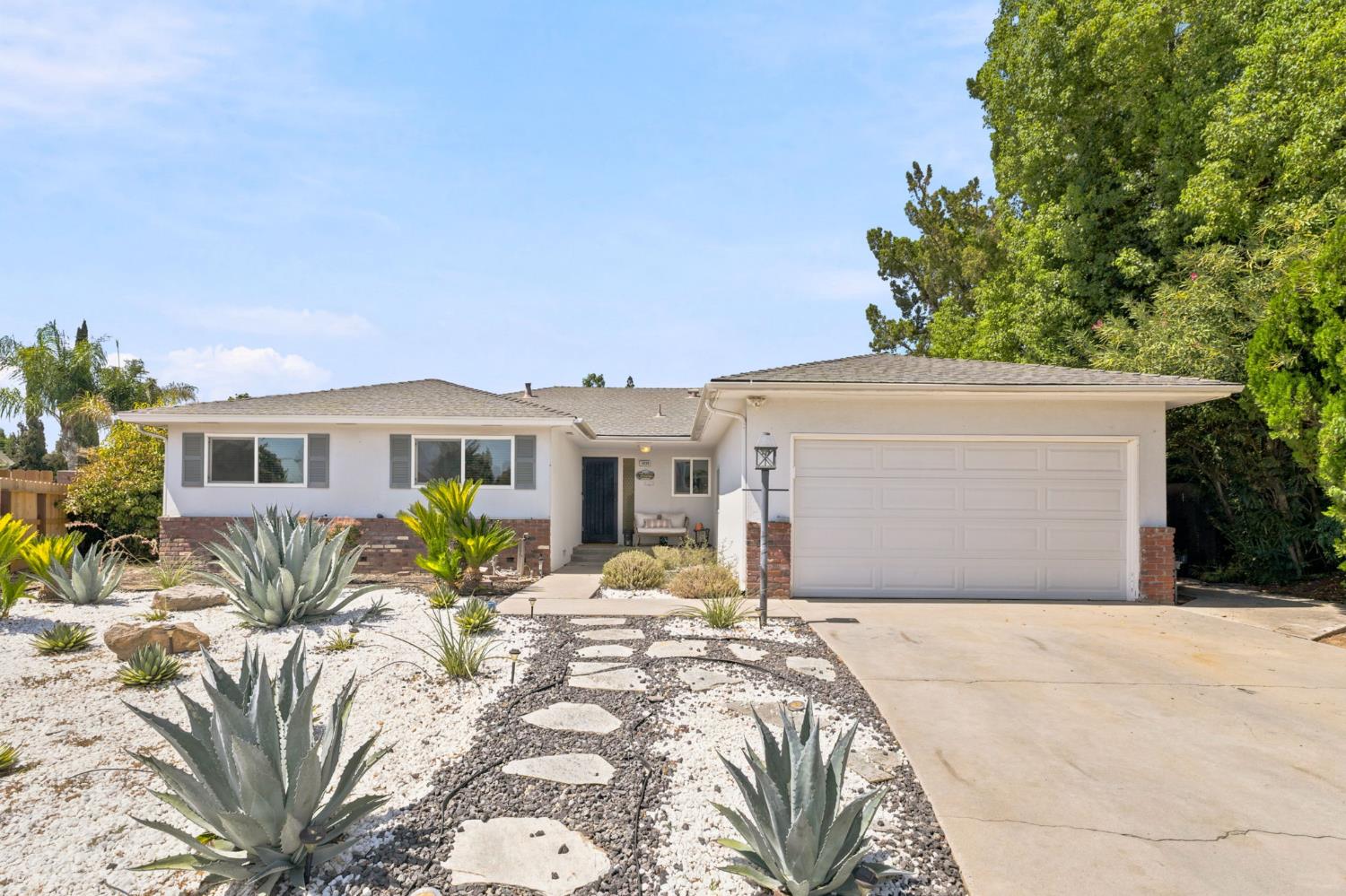 1038 E Vartikian Ave, Fresno, CA 93710